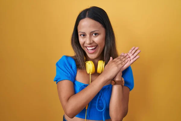 Hispanische Junge Frau Die Vor Gelbem Hintergrund Steht Klatscht Und — Stockfoto