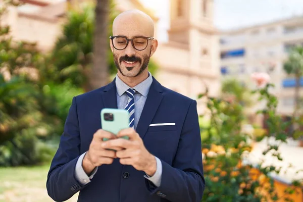 Young Hispanic Man Executive Smiling Confident Using Smartphone Park — Fotografia de Stock