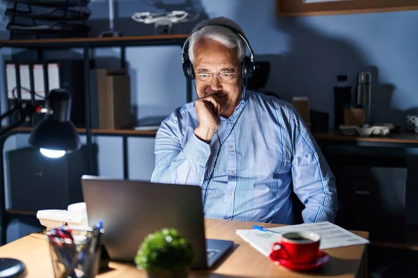 Der Hispanische Senior Mit Nächtlichem Call Center Agenten Headset Blickt — Stockfoto
