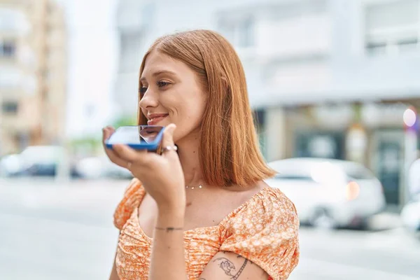 Ung Rödhårig Kvinna Ler Tryggt Talar Smartphone Gatan — Stockfoto