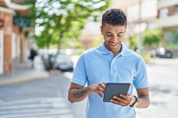 Afro Americano Sorrindo Confiante Usando Touchpad Rua — Fotografia de Stock
