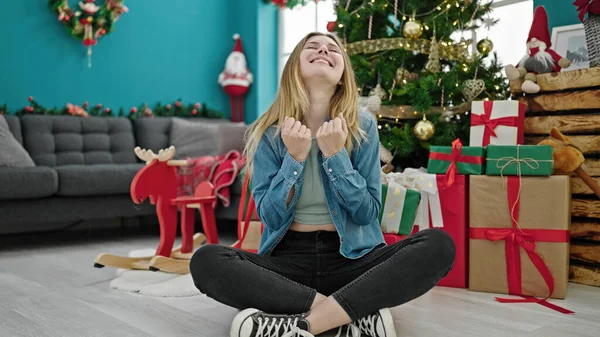 Jeune Femme Blonde Célébrant Noël Assis Sur Sol Souriant Maison — Photo