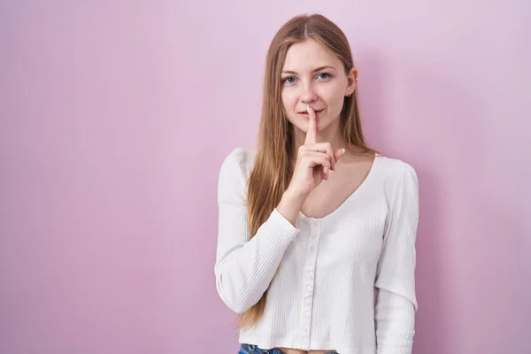 Young Caucasian Woman Standing Pink Background Asking Quiet Finger Lips — Foto Stock