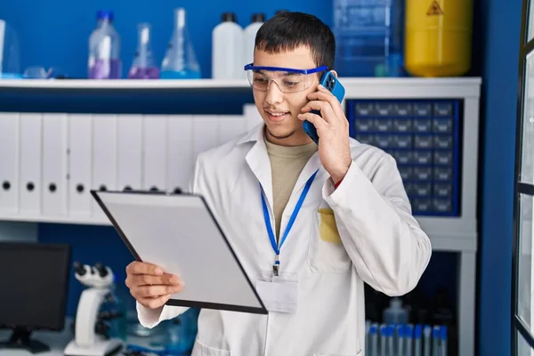 Mladý Muž Vědec Mluví Smartphone Čtení Dokumentu Laboratoři — Stock fotografie