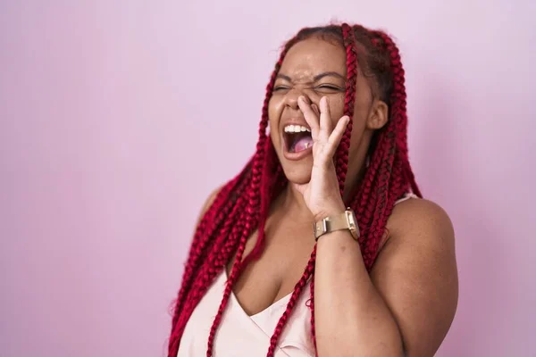 Африканская Американка Плетеными Волосами Стоящая Розовом Фоне Громко Кричащая Держа — стоковое фото