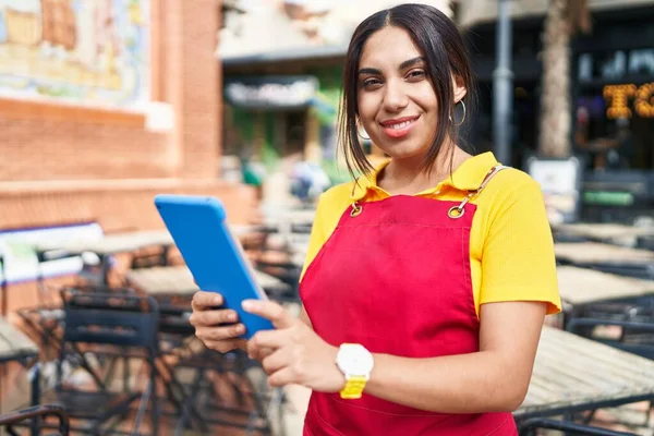 Νεαρή Όμορφη Αραβική Γυναίκα Σερβιτόρα Χαμογελά Αυτοπεποίθηση Χρησιμοποιώντας Touchpad Στη — Φωτογραφία Αρχείου