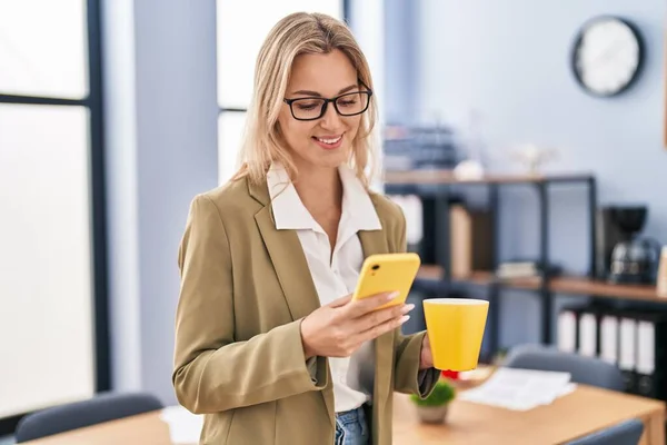 Ung Blond Kvinna Företagare Som Använder Smartphone Dricka Kaffe Kontoret — Stockfoto