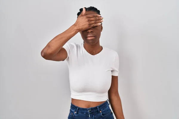 Güzel Siyahi Kadın Izole Edilmiş Arka Planda Duruyor Elle Gözlerini — Stok fotoğraf