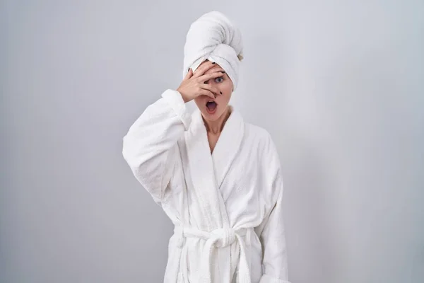 Ξανθιά Καυκάσια Γυναίκα Που Φοράει Μπουρνούζι Κρυφοκοιτάζει Από Σοκ Καλύπτοντας — Φωτογραφία Αρχείου