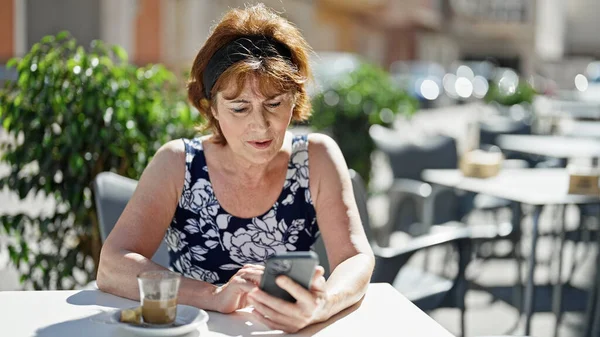 Medelålders Kvinna Med Smartphone Sitter Bordet Kafé Terrass — Stockfoto