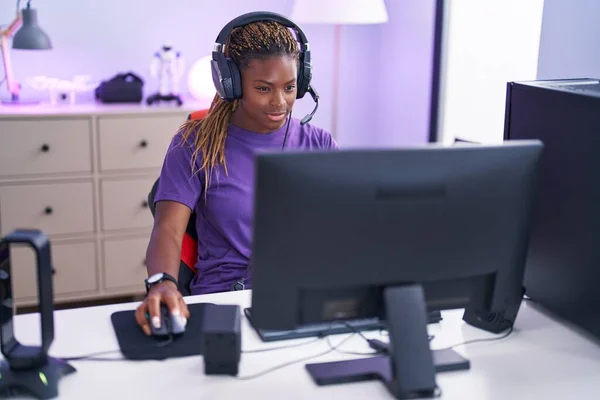 African American Woman Streamer Playing Video Game Using Computer Gaming — Stock Photo, Image