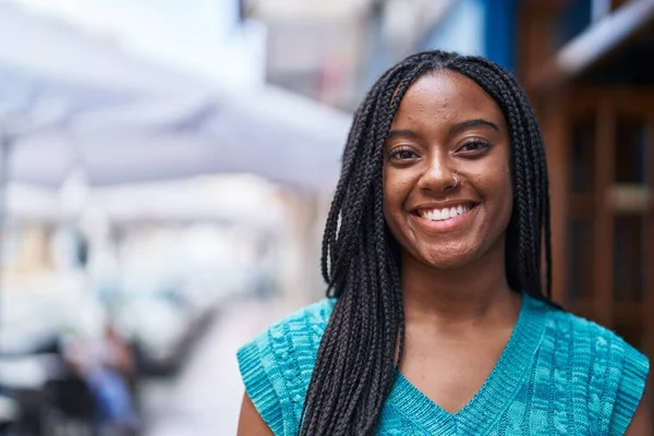 Afrikansk Amerikansk Kvinna Ler Säker Stående Gatan — Stockfoto