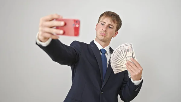 若いですCaucasian男ビジネスワーカー保持ドル作る自画撮りによってスマートフォンの上に隔離された白い背景 — ストック写真