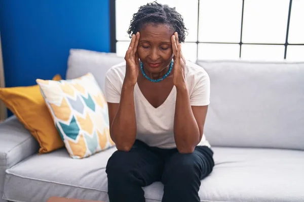 Middle Age African American Woman Stressed Sitting Sofa Home — 图库照片