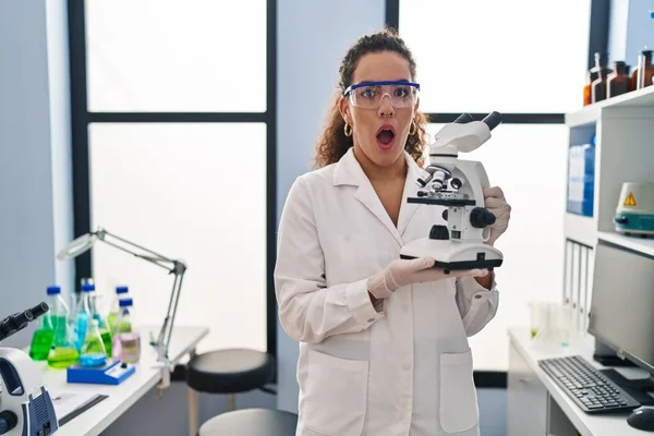 Young Hispanic Woman Working Scientist Laboratory Afraid Shocked Surprise Amazed — Stock Photo, Image
