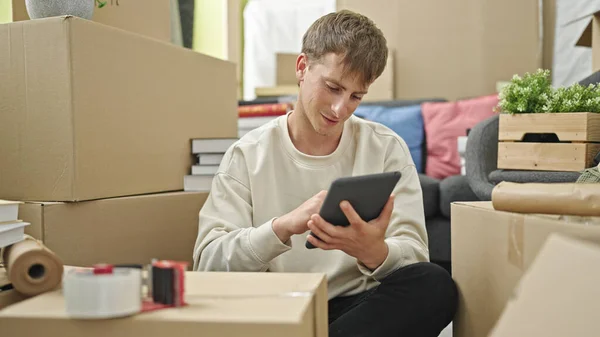 Νεαρός Καυκάσιος Άνδρας Που Χρησιμοποιεί Touchpad Κάθεται Στο Πάτωμα Στο — Φωτογραφία Αρχείου