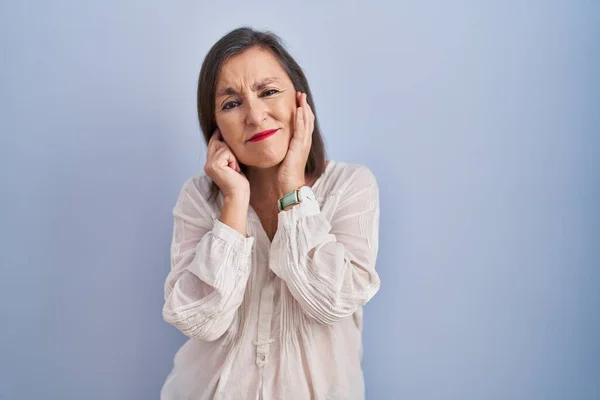 Eine Hispanische Frau Mittleren Alters Die Vor Blauem Hintergrund Steht — Stockfoto