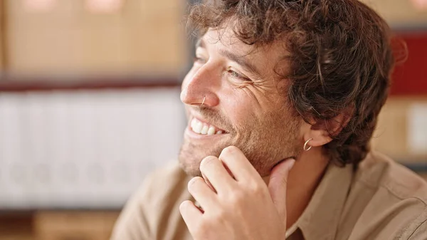 Jonge Spaanse Man Commerce Zakenman Zit Tafel Glimlachend Kantoor — Stockfoto