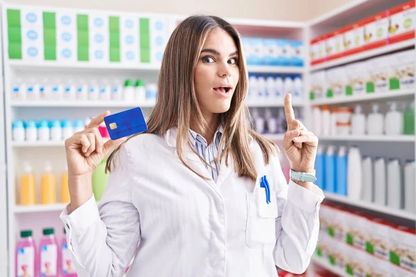 Іспаномовна Молода Жінка Працює Аптеці Тримає Кредитну Картку Здивована Ідеєю — стокове фото