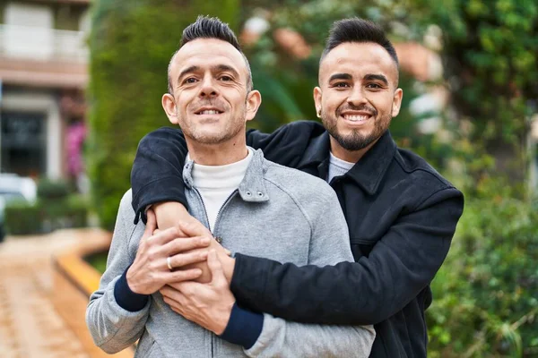 Δύο Άντρες Χαμογελαστοί Αγκαλιασμένοι Στο Πάρκο — Φωτογραφία Αρχείου