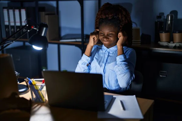 Geceleri Ofiste Çalışan Afrikalı Bir Kadın Yüksek Sesli Müzik Sesi — Stok fotoğraf