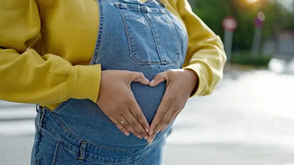 Νεαρή Έγκυος Γυναίκα Κάνει Χειρονομία Καρδιάς Χέρια Στην Κοιλιά Στο — Φωτογραφία Αρχείου