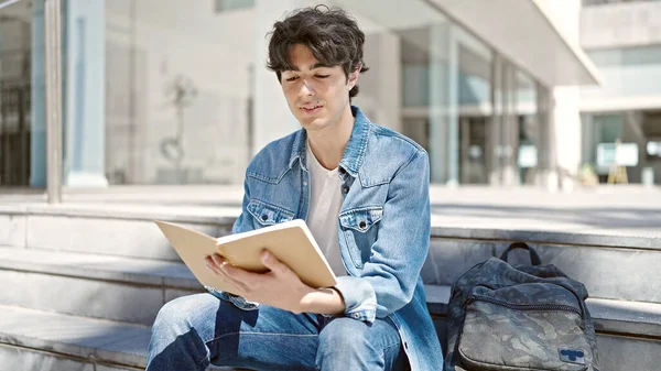 Joven Estudiante Hispano Leyendo Libro Sentado Escaleras Universidad —  Fotos de Stock