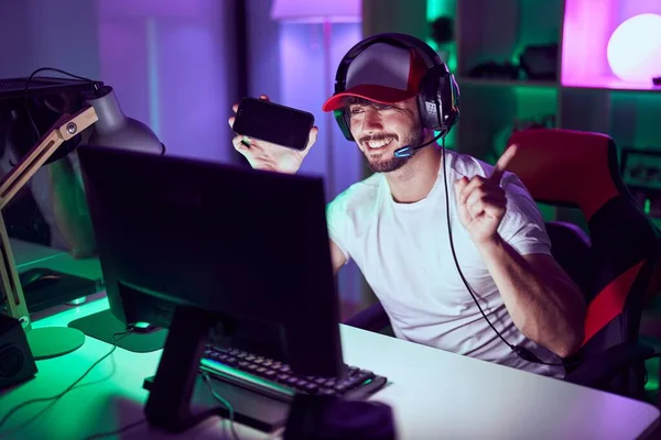 Hispanischer Mann Mit Bart Spielt Videospiele Mit Smartphone Lächelt Glücklich — Stockfoto