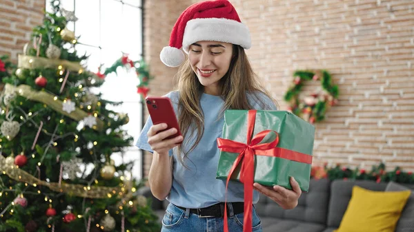 Mladý Krásný Hispánec Žena Pomocí Smartphone Slaví Vánoce Doma — Stock fotografie