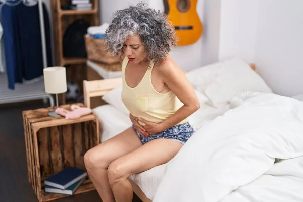 Mujer Pelo Gris Mediana Edad Que Sufre Dolor Menstrual Sentada — Foto de Stock