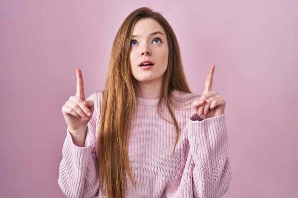 Young Caucasian Woman Standing Pink Background Amazed Surprised Looking Pointing — 图库照片