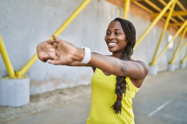 Afrikansk Amerikansk Kvinna Bär Sportkläder Stretching Arm Gatan — Stockfoto
