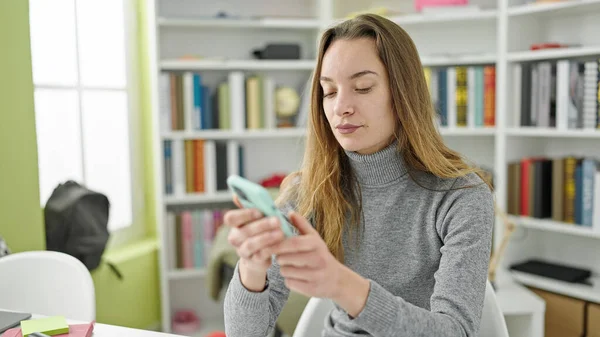 Ung Kaukasisk Kvinna Student Använder Smartphone Biblioteket Universitet — Stockfoto