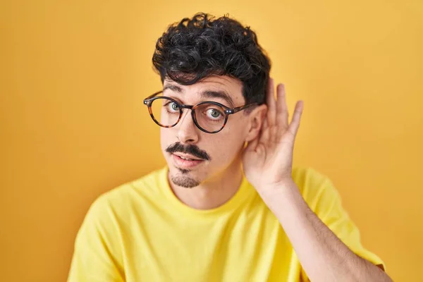 Hispanic Man Bär Glasögon Stående Över Gul Bakgrund Leende Med — Stockfoto