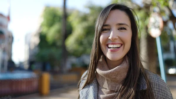Красива Іспаномовна Жінка Посміхається Впевнено Парку — стокове фото