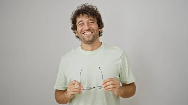 Νεαρός Ισπανόφωνος Άνδρας Χαμογελά Σίγουρος Βγάζοντας Γυαλιά Πάνω Απομονωμένο Λευκό — Φωτογραφία Αρχείου