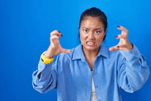 Asyalı Genç Bir Kadın Mavi Arka Planda Öfkeyle Bağırıyor Elleri — Stok fotoğraf