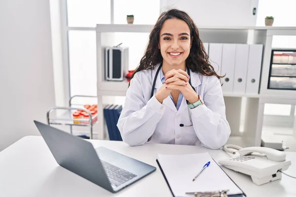 Young Hispanic Woman Wearing Doctor Uniform Smiling Confident Clinic — 스톡 사진