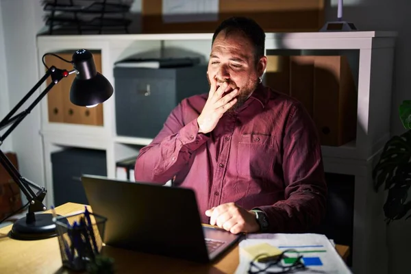 Size Hispanic Man Beard Working Office Night Bored Yawning Tired — Stock Photo, Image