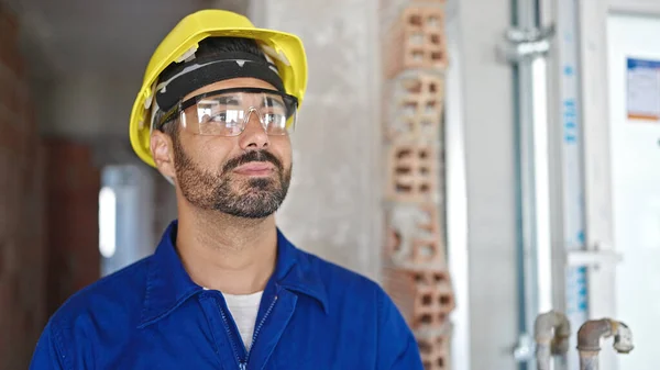 Jovem Hispânico Homem Trabalhador Vestindo Chapéu Duro Local Construção — Fotografia de Stock