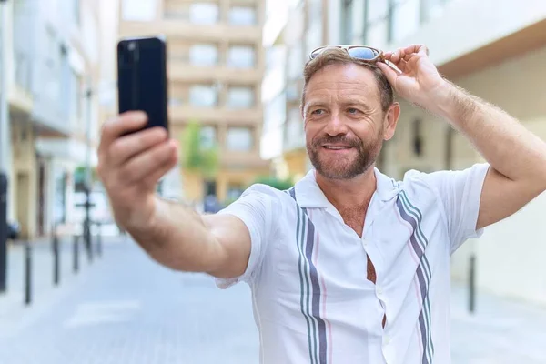 Homem Meia Idade Sorrindo Confiante Fazendo Selfie Pelo Smartphone Rua — Fotografia de Stock
