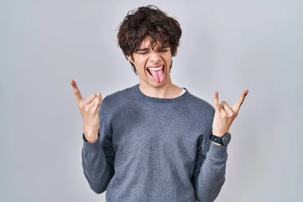 Arka Planda Duran Genç Adam Çılgın Bir Ifadeyle Kaldırarak Rock — Stok fotoğraf