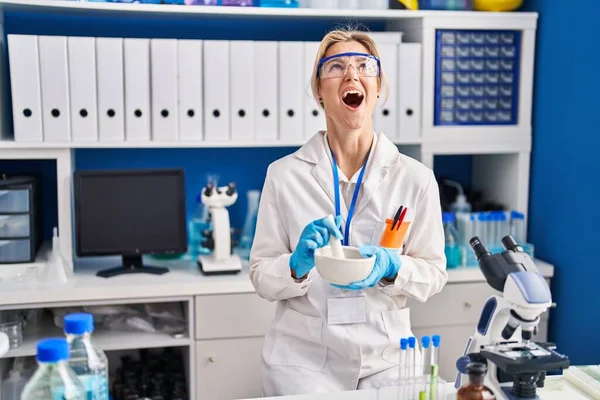 Mujer Caucásica Joven Trabajando Laboratorio Científico Enojado Loco Gritando Frustrado — Foto de Stock
