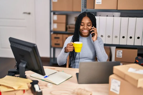 Αφρο Αμερικανίδα Υπάλληλος Ηλεκτρονικού Εμπορίου Μιλώντας Στο Smartphone Πίνοντας Καφέ — Φωτογραφία Αρχείου