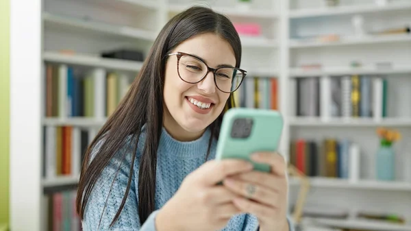 Jonge Spaanse Vrouw Student Glimlachen Met Behulp Van Smartphone Bibliotheek — Stockfoto