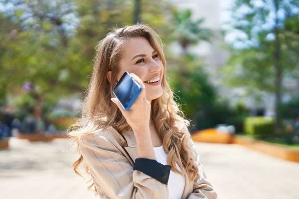 Jong Blond Vrouw Glimlachen Zelfverzekerd Luisteren Audio Bericht Door Smartphone — Stockfoto