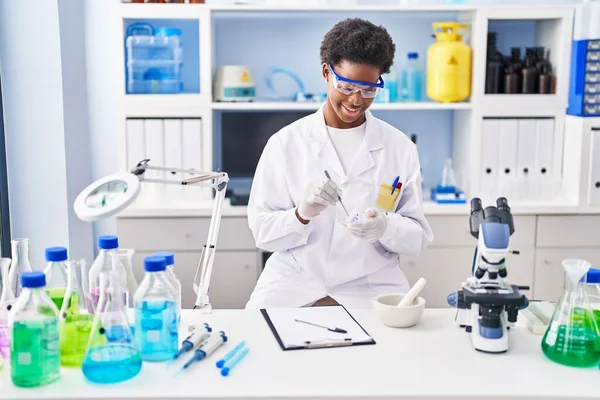 研究室で働く科学者の制服を着たアフリカ系アメリカ人女性 — ストック写真