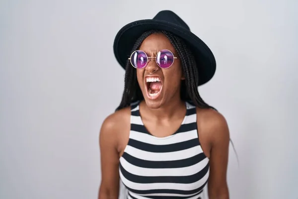 Молодой Африканский Американец Косичками Шляпе Солнцезащитных Очках Злой Безумный Кричащий — стоковое фото