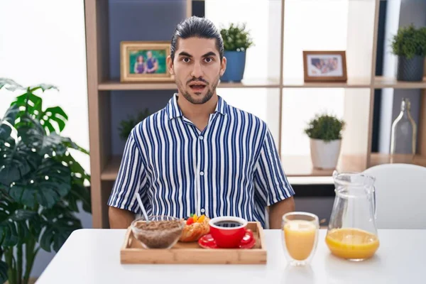 Spaanse Man Met Lang Haar Tafel Ontbijten Bang Verbaasd Met — Stockfoto