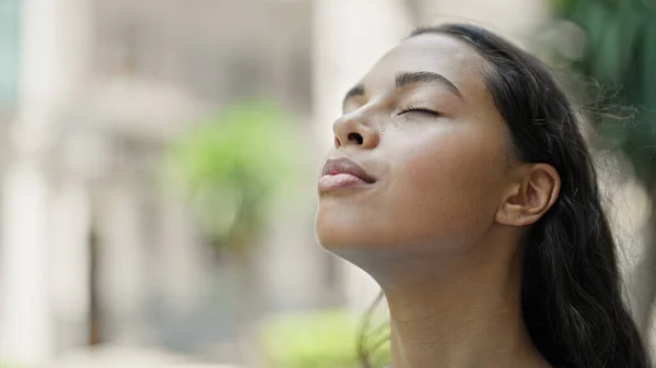 通りで目を閉じて呼吸するアフリカ系アメリカ人女性 — ストック写真